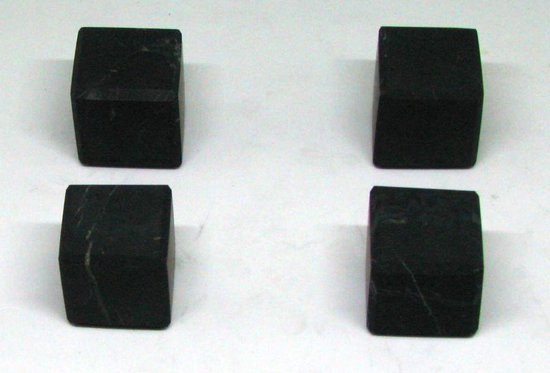 Set 4 ongepolijste shungiet kubussen 35 mm (audiovoetjes) van MeruSpirit.